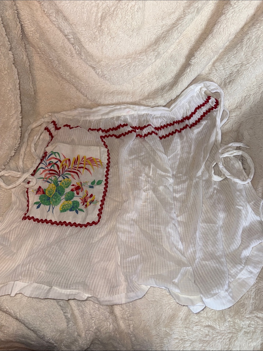 Vintage White Tie-Waist Kitchen Apron with Red Trim and Floral Pocket